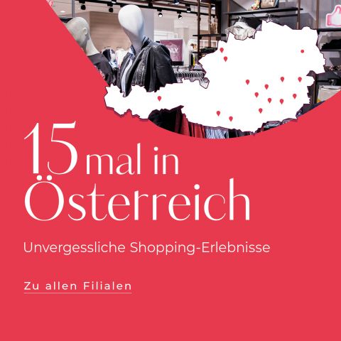 Rote Werbung für ein Geschäft in Österreich, auf der Schaufensterpuppen in modischer Kleidung zu sehen sind. Der Text lautet „15 mal in Österreich“ und „Unvergessliche Shopping-Erlebnisse“ mit einer Karte von Österreich, auf der die Geschäfte eingezeichnet sind.