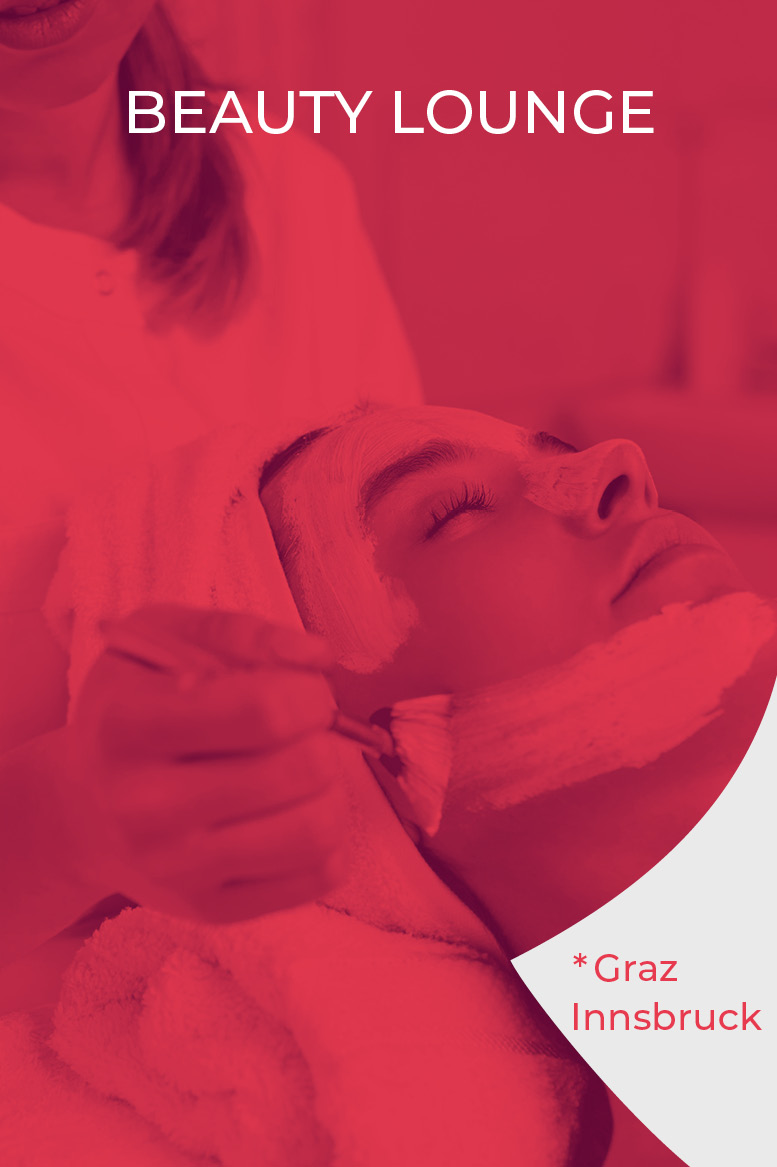Person, die eine Gesichtsbehandlung mit einer Bürste erhält, in ein Handtuch gehüllt. Das Bild ist rot getönt und trägt oben den Text „BEAUTY LOUNGE“ und unten „Graz Innsbruck“.