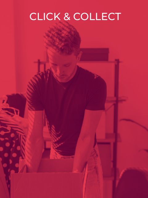 Eine Person legt Artikel in eine Kiste mit dem Text „CLICK & COLLECT“ darüber. Das Bild hat einen roten Filter und im Hintergrund ist ein Regal mit verschiedenen Artikeln zu sehen.
