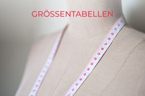 Ein Maßband, das um die Schultern einer Schneiderpuppe gelegt ist, mit dem roten Wort „GRÖSSENTABELLEN“ darüber. Das Band zeigt deutliche metrische Maße, was darauf schließen lässt, dass es zur Größenbestimmung von Kleidung oder zum Schneidern verwendet wird.