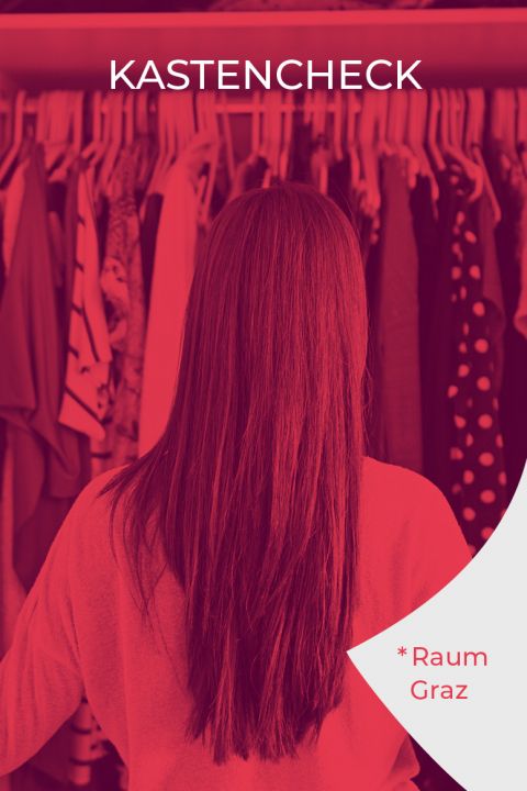 Frau mit langen Haaren steht mit abgewandtem Blick vor einem Kleiderschrank. Das Bild ist rot getönt. Oben steht „Kastencheck“ und unten rechts „*Raum Graz“.