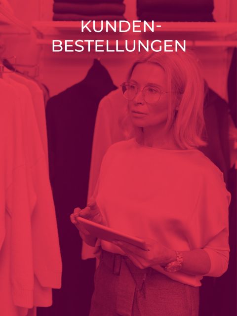 Eine Frau mit einem Tablet steht in einem Kleiderschrank, umgeben von Kleidern auf Kleiderbügeln. Oben steht der Text „Kundenbestellungen“. Das Bild ist in einem roten Monochromfilter gehalten.