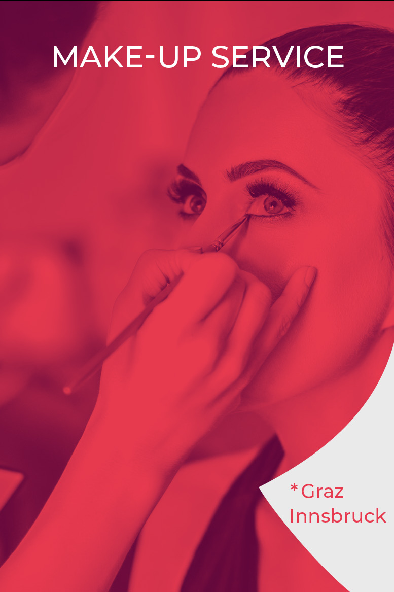 Eine Visagistin trägt Eyeliner auf das Auge einer Frau auf. Das Bild ist rot getönt und zeigt oben den Text „MAKE-UP SERVICE“ und unten „*Graz Innsbruck“.