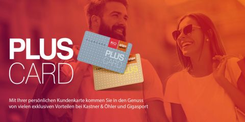 Ein Mann und eine Frau lächeln im Freien, in der Mitte überlappen sich zwei PLUS-Karten. Der Text auf der linken Seite lautet „PLUS CARD“ und erwähnt exklusive Vorteile bei Kastner & Öhler und Gigasport. Der Hintergrund ist in einem leuchtenden Orange gehalten.