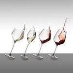 Vier Weingläser in einer Reihe neigen sich diagonal und verschütten ihren Inhalt. Die Sequenz zeigt Gläser mit Weiß- und Rotwein, die vor einem grauen Hintergrund mit Farbverlauf dramatisch herausspritzen.