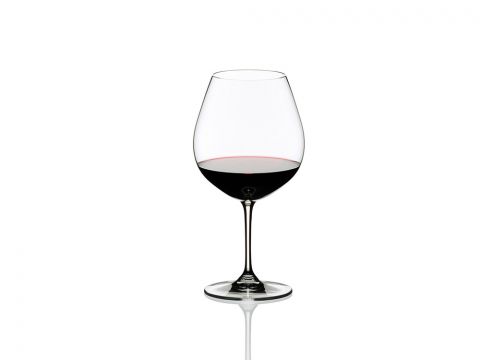 Ein halbgefülltes Glas Rotwein auf einer reflektierenden Oberfläche, isoliert vor einem weißen Hintergrund. Der Weinstand befindet sich unterhalb der breitesten Stelle des Glases.