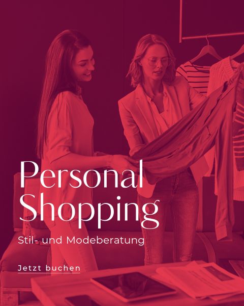 Zwei Frauen stehen in einem Bekleidungsgeschäft, eine hält ein Hemd auf einem Bügel. Sie scheinen in entspannter Atmosphäre über das Kleidungsstück zu diskutieren. Der Text lautet „Personal Shopping – Stil- und Modeberatung. Jetzt buchen.“ Das Bild hat einen roten Farbton.