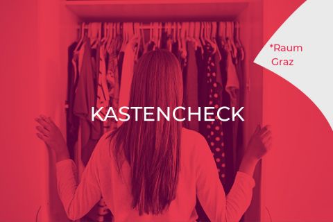Eine Person mit langen Haaren steht vor einem offenen Kleiderschrank voller Kleider auf Kleiderbügeln. Das Bild ist rot überlagert. In der Mitte steht „KASTENCHECK“ und an der Seite steht „*Raum Graz“.
