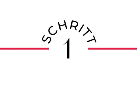 Das Bild zeigt das Wort „SCHRITT“ gebogen über der Zahl „1“, zentriert zwischen zwei horizontalen roten Linien, die bis an die Ränder reichen.