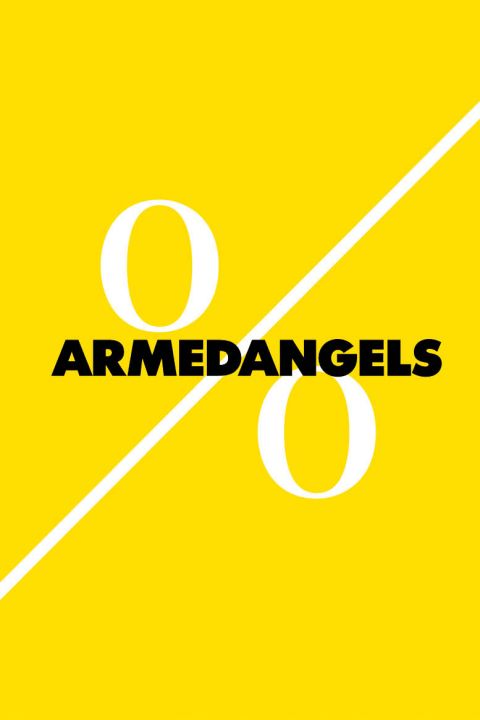 Hellgelber Hintergrund mit einem großen weißen Prozentzeichen. Das Wort „ARMEDANGELS“ steht in fettem schwarzen Text in der Mitte.