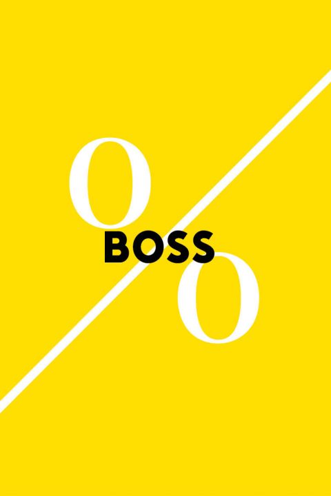 Gelber Hintergrund mit einer weißen diagonalen Linie, die das Bild teilt. Oberhalb und unterhalb der Linie erscheint der Buchstabe „O“, der einem Prozentzeichen ähnelt, mit dem Wort „BOSS“ in fetter schwarzer Schrift in der Mitte.