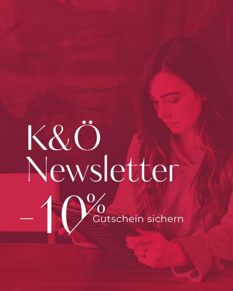 Eine Frau liest auf einem Tablet. Das Bild ist rot überlagert. Der Text lautet „K&Ö Newsletter -10% Gutschein sichern“, was auf ein Rabattangebot für Newsletter-Abonnenten hinweist.