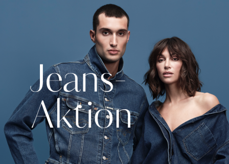 Ein Mann und eine Frau in Jeansjacken posieren vor einem blauen Hintergrund. Der Mann hat kurze Haare, die Frau schulterlanges Haar. Auf der linken Seite des Bildes steht der Text „Jeans-Aktion“.