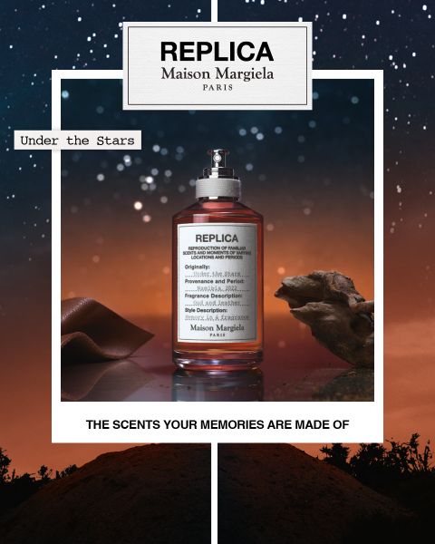 Eine Flasche des Parfüms „Replica Maison Margiela“ mit der Aufschrift „Under the Stars“ steht vor einem Sternenhimmel mit felsigem Gelände. Der Text am unteren Rand lautet: „Die Düfte, aus denen Ihre Erinnerungen gemacht sind.“.