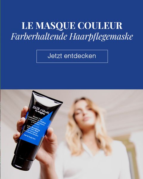 Eine Person hält eine Tube der farberhaltenden Haarpflegemaske Hair Ritual vor einem unscharfen Hintergrund. Der Text darüber lautet „LE MASQUE COULEUR Farberhaltende Haarpflegemaske“ und darunter ein Button mit der Aufschrift „Jetzt entdecken“.