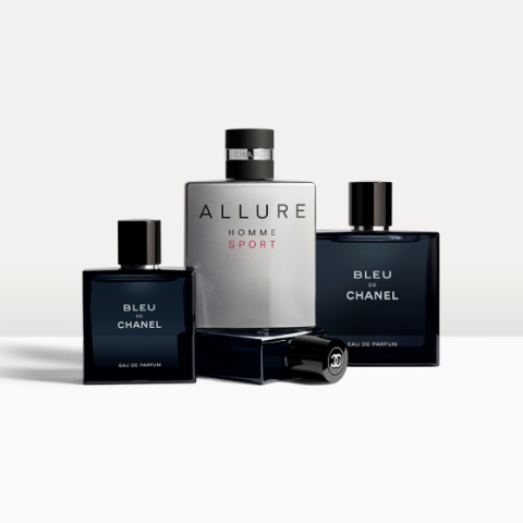 Drei Parfümflakons werden ausgestellt. In der Mitte ein großer Flakon „Allure Homme Sport“ von Chanel, flankiert von zwei Flakons „Bleu de Chanel“. Die Flakons sind stilvoll vor einem neutralen Hintergrund arrangiert.