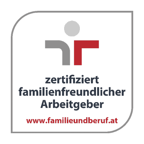 Logo mit einer stilisierten Person, halb grau, halb rot. Unten lautet der deutsche Text „zertifiziert familienfreundlicher Arbeitgeber“ und „www.familieundberuf.at“. Das Logo betont die Zertifizierung als familienfreundlicher Arbeitgeber.