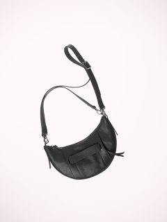 Eine schwarze, halbmondförmige Handtasche mit Schulterriemen und Reißverschlussdetail auf einem schlichten weißen Hintergrund. Die Tasche weist dezente Nähte und ein kleines Logo auf der Vorderseite auf.