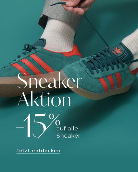 Eine Person bindet die Schnürsenkel grüner und orangefarbener Adidas-Sneaker auf einem blaugrünen Hintergrund. Der Text auf dem Bild lautet „Sneaker-Aktion -15 % auf alle Sneaker. Jetzt entdecken.“.