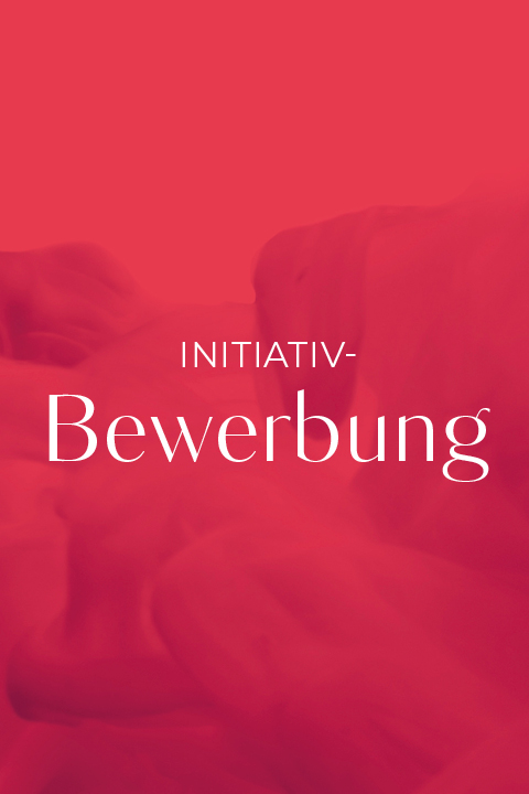 Roter abstrakter Hintergrund mit dem weißen Text „Initiativ-Bewerbung“ in der Mitte.