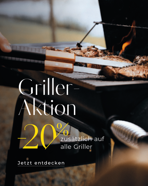Nahaufnahme von jemandem, der Fleisch auf einem Grill grillt. Text im Vordergrund lautet: „Griller-Aktion -20 % zusätzlich auf alle Griller. Jetzt entdecken.“.