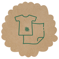 Illustration eines grünen T-Shirts mit einem Flicken und einem gefalteten Tuch, gezeichnet auf einem strukturierten braunen Hintergrund mit gewellten Kanten.