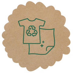 Ein gewellter Kreis mit strukturiertem braunem Hintergrund zeigt die grüne Strichzeichnung eines T-Shirts mit einem Recyclingsymbol und einem glitzernden Laken, das recycelten Stoff symbolisiert.