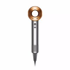 Ein moderner Haartrockner mit einem unverwechselbaren Design mit einem runden, offenen Ring oben in Gold und einem silbernen Griff mit Bedientasten. Er hat eine glatte, metallische Oberfläche und ein Kabel, das von unten herausragt.
