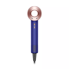 Ein eleganter, moderner Haartrockner mit blauem Griff und runder Düse aus Roségold. Er verfügt über Knöpfe am Griff und ein Spiralkabel, das von der Basis ausgeht. Das Design ist minimalistisch und elegant.