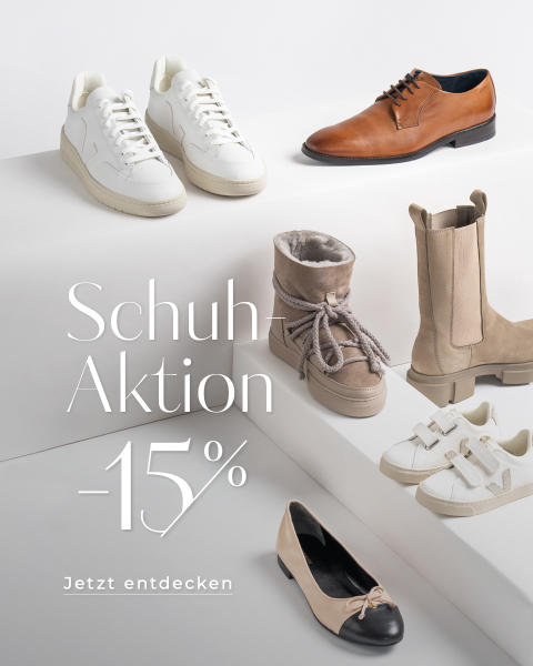 Eine Auswahl verschiedener Schuhe, darunter weiße Turnschuhe, braune Lederschuhe, beige Stiefel und schwarze Ballerinas. Der Text lautet „Schuh Aktion -15%. Jetzt entdecken“ auf weißem Hintergrund.