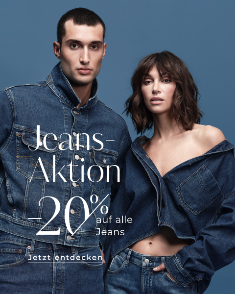 Ein Mann und eine Frau posieren in Jeans-Outfits vor blauem Hintergrund. Der Text lautet „Jeans-Aktion -20% auf alle Jeans“ und „Jetzt entdecken“, was auf einen Jeans-Sale mit 20 % Rabatt hinweist.
