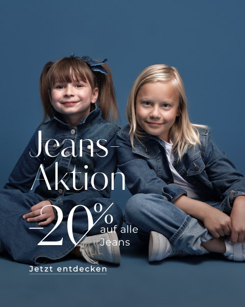 Vor blauem Hintergrund sitzen zwei Kinder in Jeanskleidung. Der Text lautet „Jeans-Aktion 20% auf alle Jeans. Jetzt entdecken“ und wirbt für einen Jeans-Verkauf.