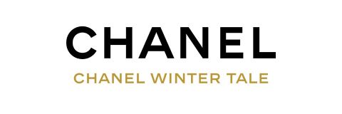 Der Text lautet „CHANEL“ in fetten schwarzen Buchstaben, darunter steht „CHANEL WINTER TALE“ in goldenen Buchstaben auf weißem Hintergrund.