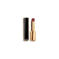 Ein gold-schwarzer Lippenstift steht aufrecht neben seiner geschlossenen Kappe. Der Lippenstift hat einen tiefen, satten Kastanienbraunton. Auf der Kappe ist unten in weißer Schrift der Markenname „Chanel“ zu lesen.