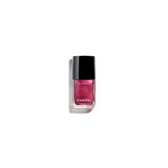 Flasche Chanel Le Vernis Nagellack in einem leuchtenden Pinkton mit schwarzer Kappe.
