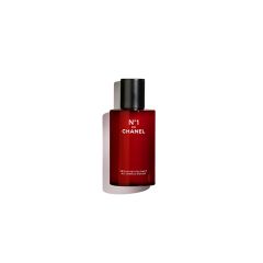 Eine rote Flasche Chanel N°1 Revitalizing Serum vor einem schlichten weißen Hintergrund. Die Flasche hat einen schwarzen Deckel und einen weißen Text mit dem Produktnamen.