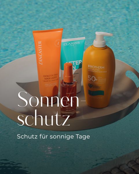 Drei Flaschen mit Sonnenschutz- und Bräunungsmitteln auf einem Tablett an einem Pool, mit dem deutschen Text "Sonnenschutz - Schutz für sonnige Tage".