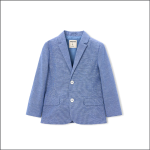 Hellblauer Kinderblazer mit langen Ärmeln, gekerbtem Revers, zwei Vordertaschen und zwei weißen Knöpfen auf weißem Grund.