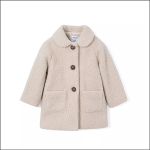 Beigefarbener, strukturierter Kindermantel mit großen braunen Knöpfen, zwei Vordertaschen und einem abgerundeten Kragen auf weißem Hintergrund.