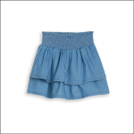 Blauer Jeansrock mit gesmoktem Gummibund und zwei übereinanderliegenden Rüschen auf weißem Grund.