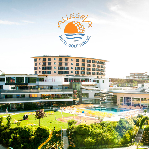 Ein luxuriöser Resortkomplex mit mehreren Gebäuden, einem großzügigen Außenpool und Grünanlagen mit Hecken und Wegen. Das Logo oben lautet „Allegria Hotel Golf Therme“ und ist mit Sonne und Wellen gestaltet.