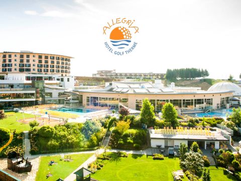 Ein Resortkomplex mit modernen Gebäuden, einer zentralen Kuppel, großen Außenpools und Sonnenliegen, umgeben von angelegten Gärten. Die Sonne scheint hell und oben prangt das Logo „Allegria Hotel Golf Therme“.