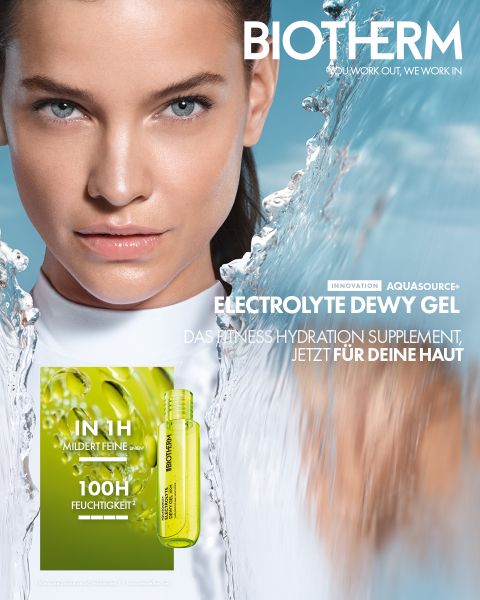 Eine Frau mit dunklem Haar in einem Pferdeschwanz blickt vor einem blauen Hintergrund in die Kamera. Im Hintergrund ist ein Tiegel mit Biotherm Aquasource Vitamin Glow Gel zu sehen, auf dem Produktdetails und ein deutscher Text über die feuchtigkeitsspendenden Eigenschaften des Gels stehen.