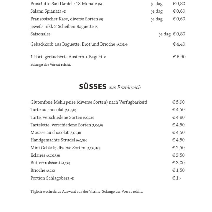 Speisekarte mit deutschen und französischen Abschnitten. Angeboten werden Prosciutto, Salami, Käse und saisonale Baguettes. Zu den süßen Optionen gehören Törtchen, Eclairs und gemischtes Gebäck. Die Preise reichen von 0,80 € bis 5,90 €. Informationen zu Allergenen finden Sie unten.