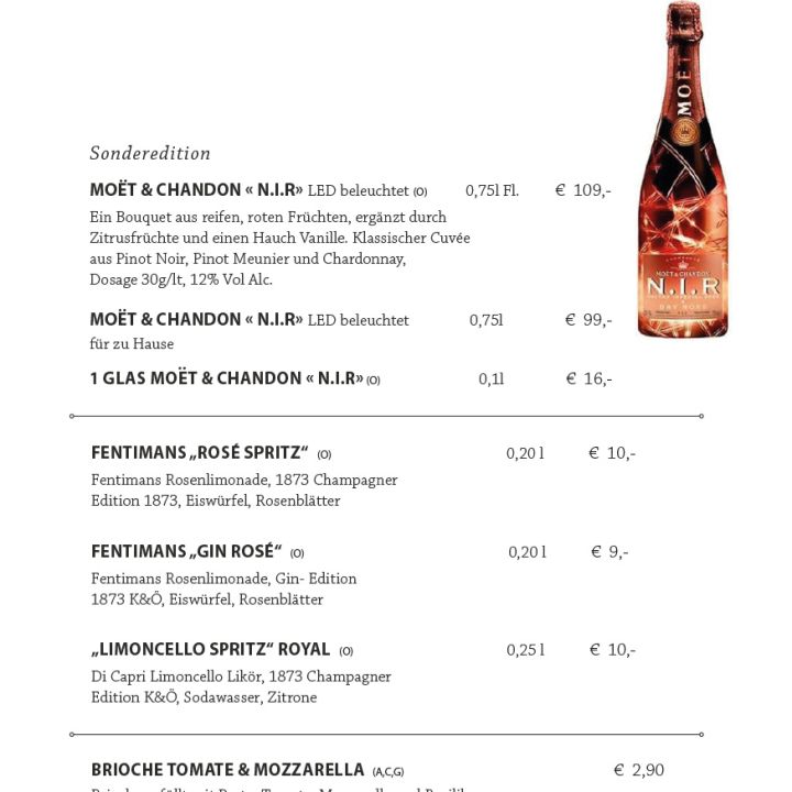 Ein festliches Menü mit dem Titel „Champagnerbar“ mit Dom Pérignon- und Ruinart-Champagnern im Glas oder in der Flasche, klassischen Hotdogs nach New Yorker Art und Weihnachtsgetränken wie Orangenpunsch und Chai Latte. Die Preise sind neben jedem Gericht aufgeführt.
