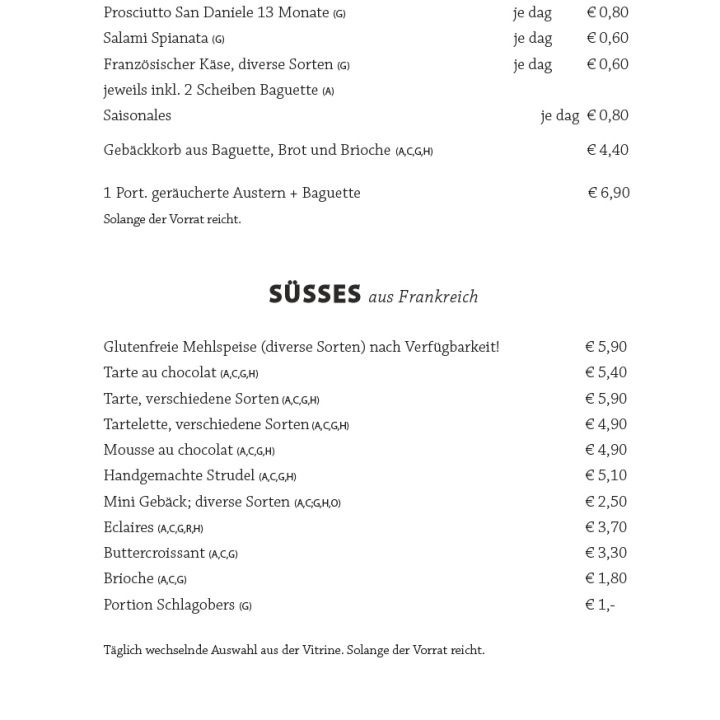 Speisekarte mit deutschen und französischen Abschnitten. Angeboten werden Prosciutto, Salami, Käse und saisonale Baguettes. Zu den süßen Optionen gehören Törtchen, Eclairs und gemischtes Gebäck. Die Preise reichen von 0,80 € bis 5,90 €. Informationen zu Allergenen finden Sie unten.
