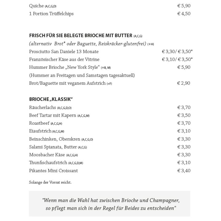 Deutscher Menüabschnitt mit dem Titel „Speisen“, der verschiedene Speisen mit Preisen auflistet. Dazu gehören Quiche, Trüffelsnacks und Butterbrioche mit verschiedenen Füllungen, wie Räucherlachs und Gemüse. Endet mit einem Zitat von Heinrich Theodor Fontane.