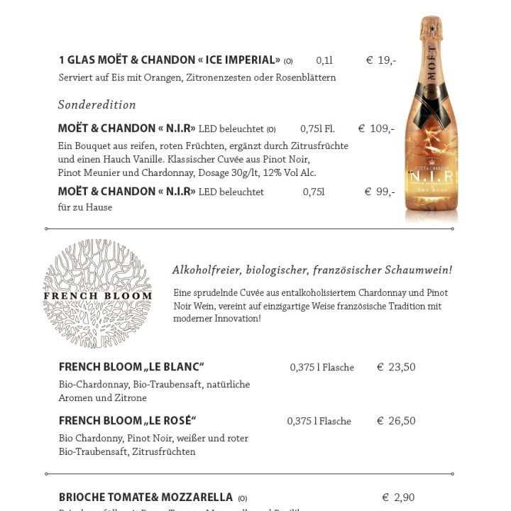 Ein festliches Menü mit dem Titel „Champagnerbar“ mit Dom Pérignon- und Ruinart-Champagnern im Glas oder in der Flasche, klassischen Hotdogs nach New Yorker Art und Weihnachtsgetränken wie Orangenpunsch und Chai Latte. Die Preise sind neben jedem Gericht aufgeführt.