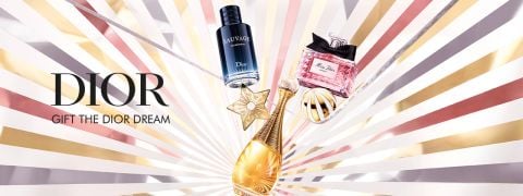 Die Parfümflakons von Dior, darunter Sauvage, J'adore und Miss Dior, sind mit einem goldenen Sternenornament auf einem strahlenden, metallisch gestreiften Hintergrund dargestellt. Das Wort "DIOR" steht auf der linken Seite.