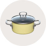 Ein Le Creuset Dutch Oven aus weißer Keramik mit Deckel und schwarzem Knauf, mit zwei seitlichen Griffen, dargestellt auf einem hellgrauen, runden Hintergrund.